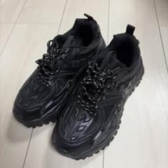オールブラック スニーカーのサムネイル