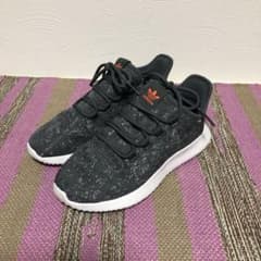 adidas スニーカーのサムネイル