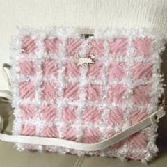 ピンク×ホワイト ポシェット ふわふわ ハンドメイド 　秋　冬 もこもこのサムネイル