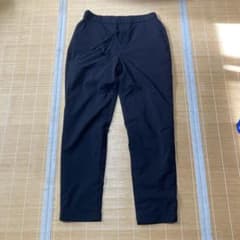 UNIQLO ブラック スラックス パンツ L 暖パンのサムネイル