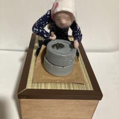 石臼を挽く人形 ハンドメイド 置物　おばあさん 石臼を挽く人形 ハンドメイド 置物 おばあさん - メルカリ