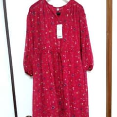 【新品、ダグ付き】ユニクロ　花柄レッド　ワンピースのサムネイル