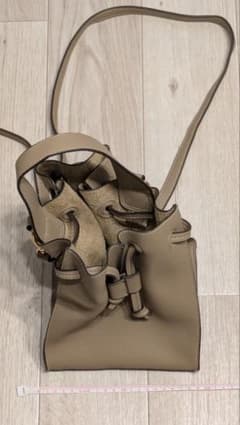 グレージュ 巾着型 ショルダーバッグのサムネイル