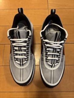 Nike スニーカー グレー/ブラック/レッドのサムネイル