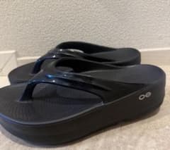 OOFOS OOMEGA ブラック トングサンダルのサムネイル
