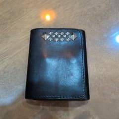 スタッズ付き黒レザー二つ折り財布のサムネイル