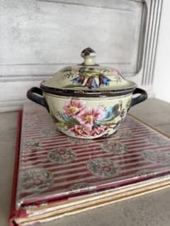 フランスアンティーク小鳥と蝶お花モチーフのハンドペイントホーロースーピエール フランスアンティークハンドペイントお花柄小さなホーローココットスー