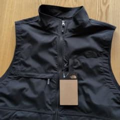 【新品】THE NORTH FACE ベスト（ブラックロゴ）のサムネイル