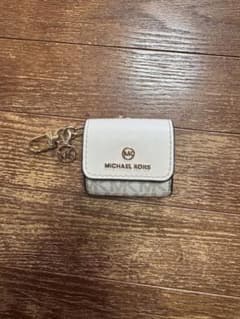 MICHAEL KORS ベージュ　AirPodsケースのサムネイル