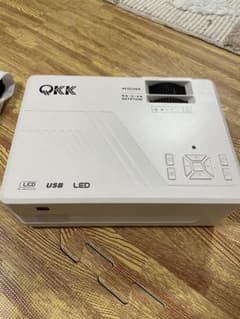QKK ホームプロジェクター＋スクリーン 5000LMのサムネイル