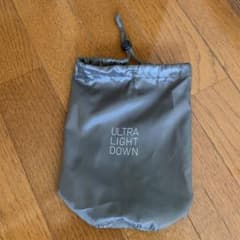 UNIQLO ユニクロ　ウルトラライトダウン　袋　ケースのサムネイル