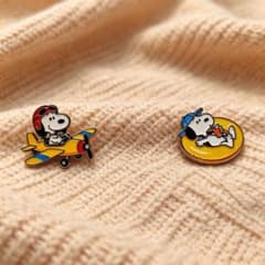 【新品】スヌーピー ピンバッジ 2個セット 飛行機 浮き輪のサムネイル
