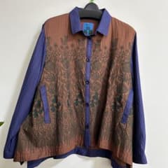 アン吉刺繍ブラウス　ブルーに茶色のドット　グリーンのお花と動物刺繍のサムネイル