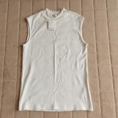アースミュージック&エコロジー　ハイネックノースリーブ　プルオーバー　白のサムネイル