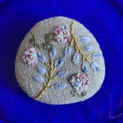 花の刺繍 ブローチのサムネイル