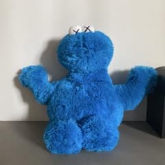 ユニクロ × カウズ × クッキーモンスター　ぬいぐるみのサムネイル