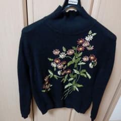 黒 花柄刺繍 タートルネックセーターのサムネイル