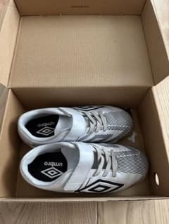 UMBRO サッカー フットサル シューズ ホワイト ブラックのサムネイル