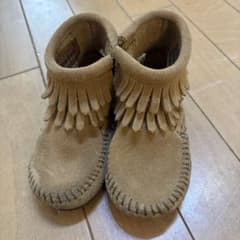 MINNETONKA キッズ フリンジブーツ ベージュのサムネイル