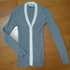プラダ アイボリー×グレー ニットカーデのサムネイル