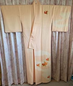 ごＳお仕立て上がり正絹訪問着　薄オレンジ地に花柄　金糸刺繍 Q0846】Sお仕立て上がり正絹訪問着薄オレンジ地に花柄