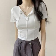 ホワイト クロップド Tシャツ ボタン付きのサムネイル