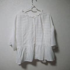 白のトップスのサムネイル