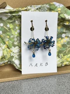 青い彼岸花ピアス/イヤリングのサムネイル