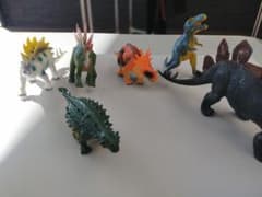 恐竜フィギュアのサムネイル