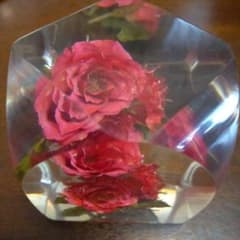 バラ ペーパーウェイト ガラス 置物 鳩居堂 薔薇 - メルカリ