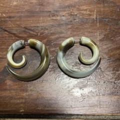 ブラウンとグレーのフープピアスのサムネイル