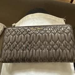 miu miu グレー キルティング 長財布のサムネイル