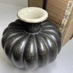 美華在銘 黒薩摩菊花形花瓶 木箱付 高さ約14㎝ 東Y8-0224③タニト