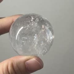 朝光の息をまとう｜ヒマラヤ水晶スフィア（41.6㎜／透明台座付き