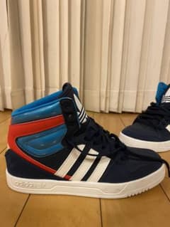 新品　adidas キッズ・レディース兼用　スニーカー 23.5cmのサムネイル