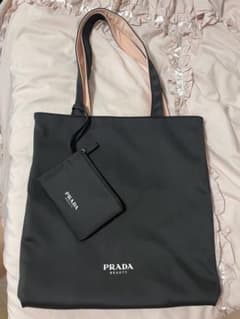 最終特価 PRADA ポーチ付きリバーシブルトートバッグ 最終値下げ》PRADA ♡リバーシブル トートバッグ ポーチ付き - メルカリ