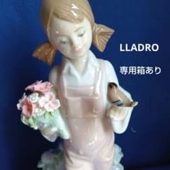 LLADRO 花束を抱える少女の置物 専用箱あり(花びらの小さな欠け有り) LLADRO 花束を抱える少女の置物 専用箱あり(花びらの小さな欠け有り