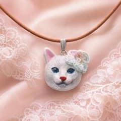白猫　ペンダント　編み物　スワロフスキー　猫　｜　花飾りの動物ペンダントトップのサムネイル