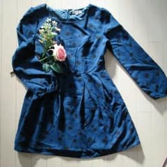花柄ワンピース、紺色、花柄のサムネイル