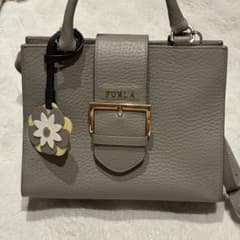 FURLA グレー ショルダーバッグ フラワーチャーム付き - メルカリ
