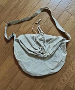 [新品] UNIQLO ユニクロベージュ ドローストリングショルダーバッグのサムネイル