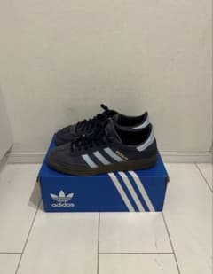 adidasスニーカーのサムネイル