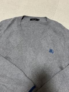 BURBERRY ブラックレーベル　グレー Vネック セーター 青色刺繍のサムネイル