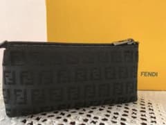美品【FENDI】ズッカ柄ブラックポーチのサムネイル
