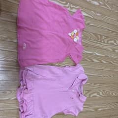 ピンクのフリル付きワンピースのサムネイル