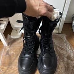 미품 ZARA 사이드 지퍼 레이스 업 컴뱃 부츠 트랙 구두 검정