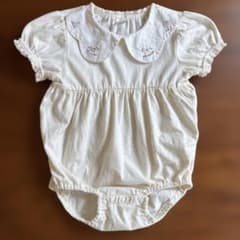 な*こ様 Cottoli アイボリー フリルロンパース　襟付き　木馬刺繍のサムネイル