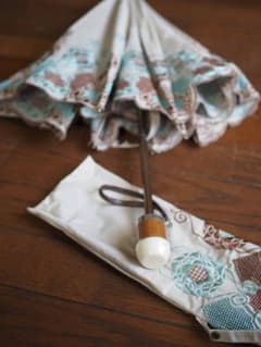 刺繍入り 折りたたみ日傘 ベージュのサムネイル