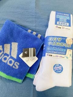 【新品】靴下白　スクールソックス白　４足組&adidasアディダスタオル付きのサムネイル