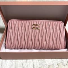 Miu Miu ピンク キルティング長財布 - メルカリ